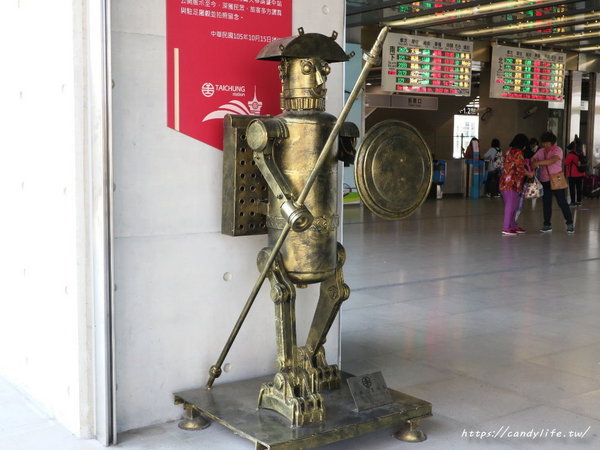 新台中火車站：台中景點│新台中火車站熱門打卡點！高八米半的期待旅行男孩，台中火車站前廣場也正式啟用囉～