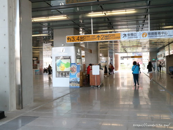 新台中火車站：台中景點│新台中火車站熱門打卡點！高八米半的期待旅行男孩，台中火車站前廣場也正式啟用囉～
