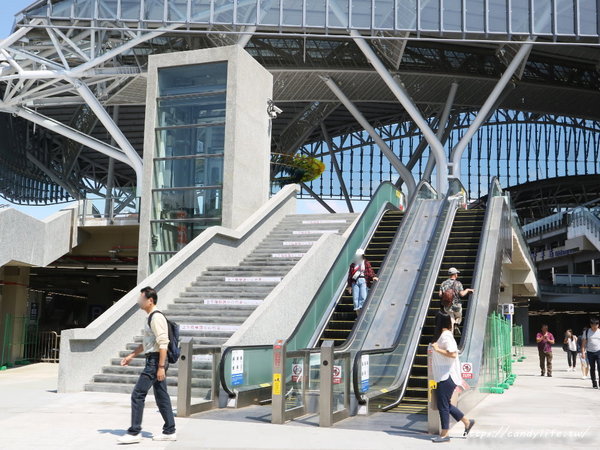 新台中火車站：台中景點│新台中火車站熱門打卡點！高八米半的期待旅行男孩，台中火車站前廣場也正式啟用囉～