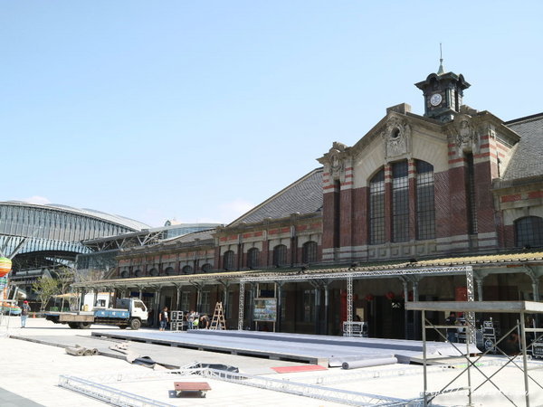 新台中火車站：台中景點│新台中火車站熱門打卡點！高八米半的期待旅行男孩，台中火車站前廣場也正式啟用囉～