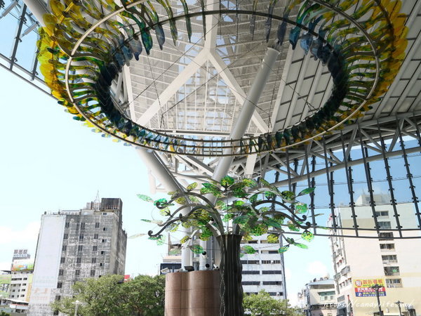 新台中火車站：台中景點│新台中火車站熱門打卡點！高八米半的期待旅行男孩，台中火車站前廣場也正式啟用囉～