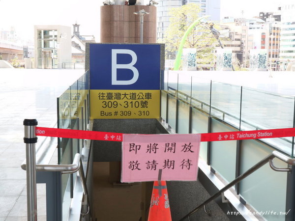 新台中火車站：台中景點│新台中火車站熱門打卡點！高八米半的期待旅行男孩，台中火車站前廣場也正式啟用囉～