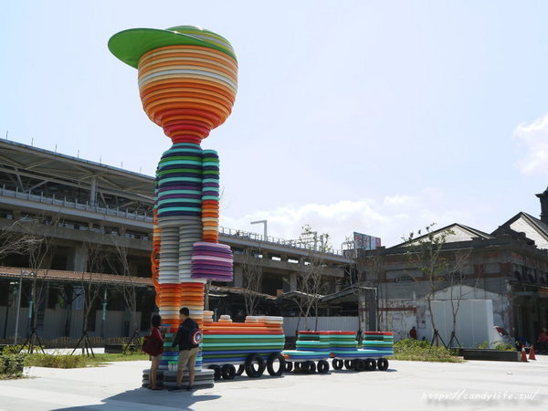 新台中火車站：台中景點│新台中火車站熱門打卡點！高八米半的期待旅行男孩，台中火車站前廣場也正式啟用囉～