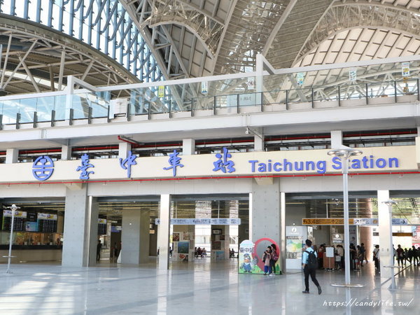 新台中火車站：台中景點│新台中火車站熱門打卡點！高八米半的期待旅行男孩，台中火車站前廣場也正式啟用囉～