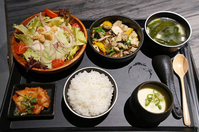 [食記]  竹北。火山岩燒肉 新開幕!。新鮮高檔食材、燒肉、鍋物雙重享受! 高CP值套餐! 親子家庭聚餐超推薦!