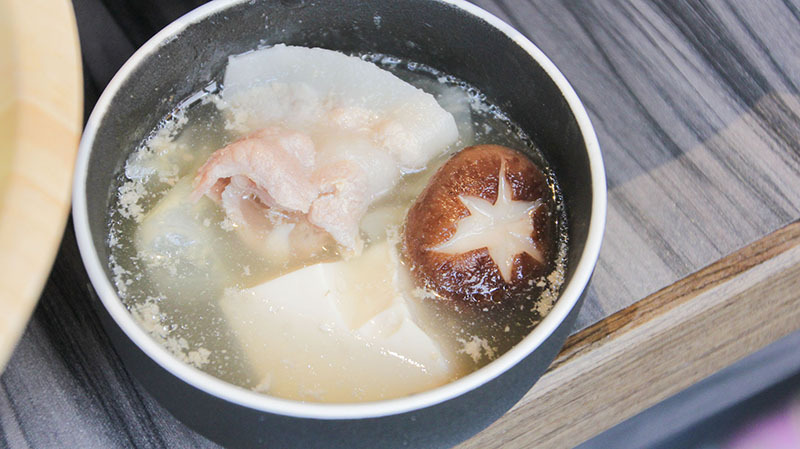 火山岩燒肉竹北旗艦店,貼心滿分服務/極盛牛豬勇士盤/松阪豬/梅花豬/霜降牛角切/PRIME肩夾板肉/哈根達斯/兒童友善餐廳