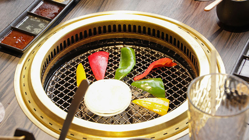 火山岩燒肉竹北旗艦店,貼心滿分服務/極盛牛豬勇士盤/松阪豬/梅花豬/霜降牛角切/PRIME肩夾板肉/哈根達斯/兒童友善餐廳