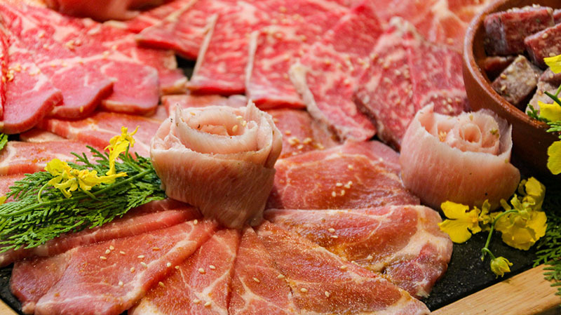 火山岩燒肉竹北旗艦店,貼心滿分服務/極盛牛豬勇士盤/松阪豬/梅花豬/霜降牛角切/PRIME肩夾板肉/哈根達斯/兒童友善餐廳