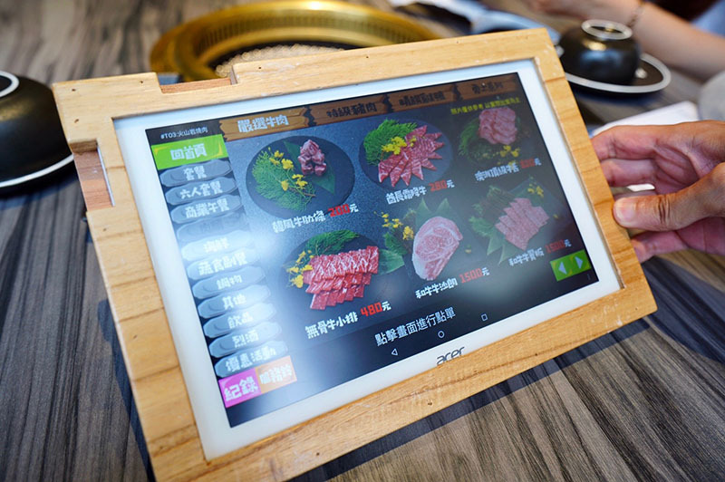 火山岩燒肉竹北旗艦店,貼心滿分服務/極盛牛豬勇士盤/松阪豬/梅花豬/霜降牛角切/PRIME肩夾板肉/哈根達斯/兒童友善餐廳