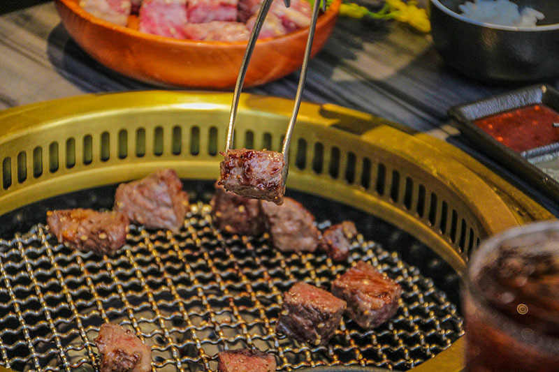 火山岩燒肉竹北旗艦店,貼心滿分服務/極盛牛豬勇士盤/松阪豬/梅花豬/霜降牛角切/PRIME肩夾板肉/哈根達斯/兒童友善餐廳