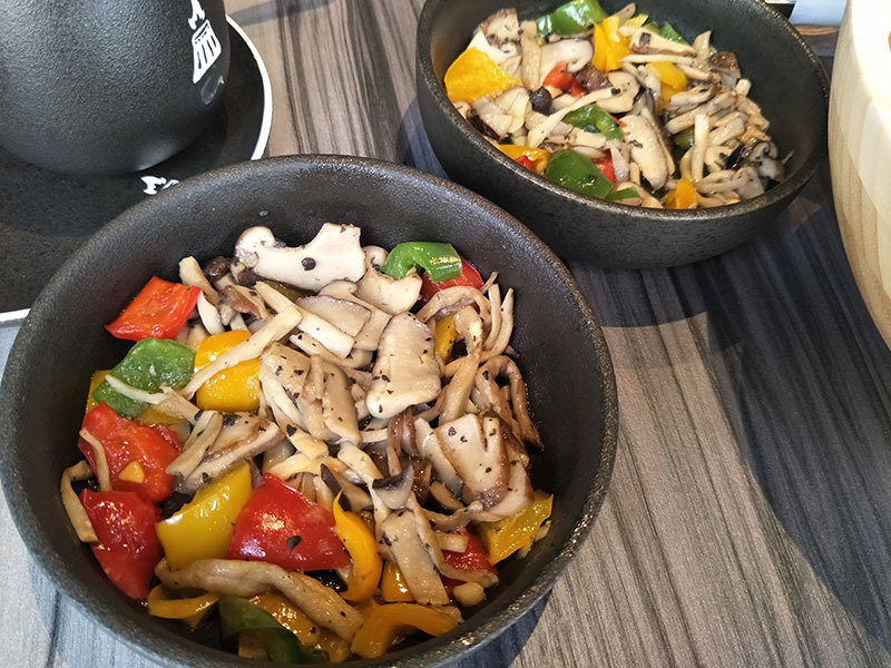 火山岩燒肉竹北旗艦店,貼心滿分服務/極盛牛豬勇士盤/松阪豬/梅花豬/霜降牛角切/PRIME肩夾板肉/哈根達斯/兒童友善餐廳