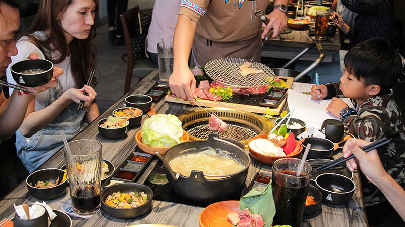 火山岩燒肉竹北旗艦店,貼心滿分服務/極盛牛豬勇士盤/松阪豬/梅花豬/霜降牛角切/PRIME肩夾板肉/哈根達斯/兒童友善餐廳