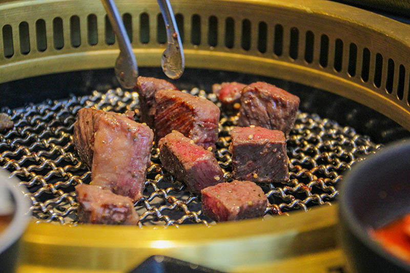 火山岩燒肉竹北旗艦店,貼心滿分服務/極盛牛豬勇士盤/松阪豬/梅花豬/霜降牛角切/PRIME肩夾板肉/哈根達斯/兒童友善餐廳