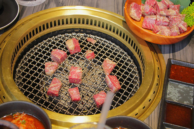 火山岩燒肉竹北旗艦店,貼心滿分服務/極盛牛豬勇士盤/松阪豬/梅花豬/霜降牛角切/PRIME肩夾板肉/哈根達斯/兒童友善餐廳