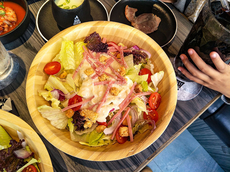 火山岩燒肉竹北旗艦店,貼心滿分服務/極盛牛豬勇士盤/松阪豬/梅花豬/霜降牛角切/PRIME肩夾板肉/哈根達斯/兒童友善餐廳