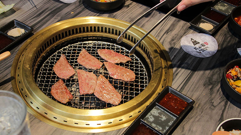 火山岩燒肉竹北旗艦店,貼心滿分服務/極盛牛豬勇士盤/松阪豬/梅花豬/霜降牛角切/PRIME肩夾板肉/哈根達斯/兒童友善餐廳