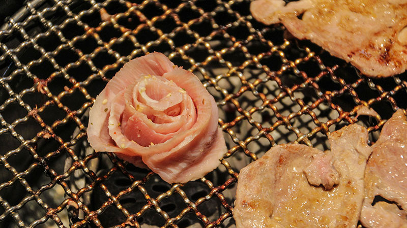 火山岩燒肉竹北旗艦店,貼心滿分服務/極盛牛豬勇士盤/松阪豬/梅花豬/霜降牛角切/PRIME肩夾板肉/哈根達斯/兒童友善餐廳