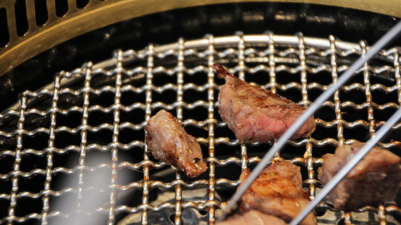 火山岩燒肉竹北旗艦店,貼心滿分服務/極盛牛豬勇士盤/松阪豬/梅花豬/霜降牛角切/PRIME肩夾板肉/哈根達斯/兒童友善餐廳