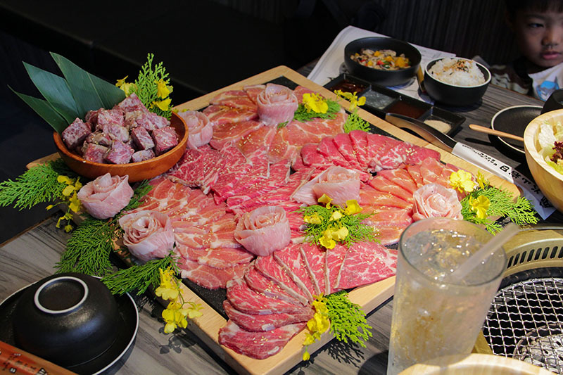 火山岩燒肉竹北旗艦店,貼心滿分服務/極盛牛豬勇士盤/松阪豬/梅花豬/霜降牛角切/PRIME肩夾板肉/哈根達斯/兒童友善餐廳