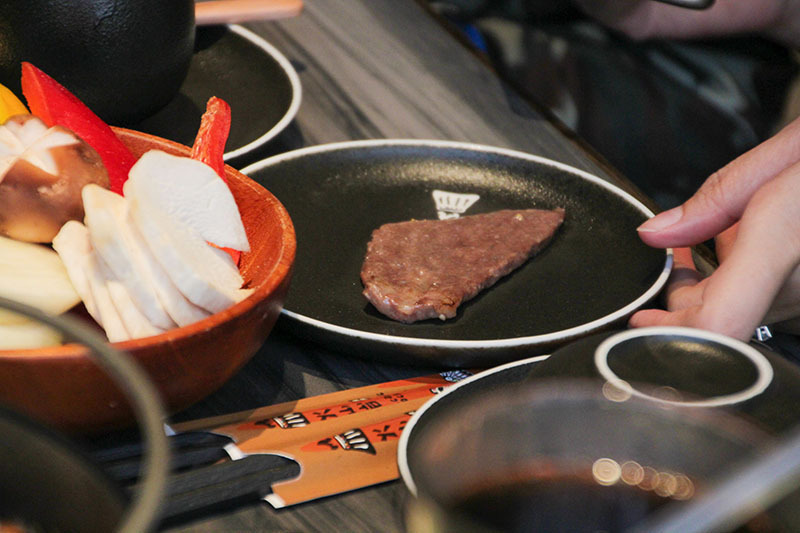 火山岩燒肉竹北旗艦店,貼心滿分服務/極盛牛豬勇士盤/松阪豬/梅花豬/霜降牛角切/PRIME肩夾板肉/哈根達斯/兒童友善餐廳