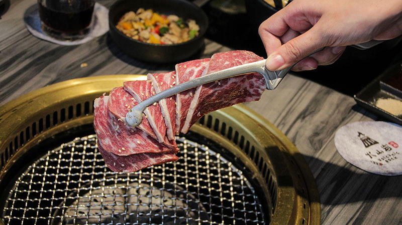 火山岩燒肉竹北旗艦店,貼心滿分服務/極盛牛豬勇士盤/松阪豬/梅花豬/霜降牛角切/PRIME肩夾板肉/哈根達斯/兒童友善餐廳