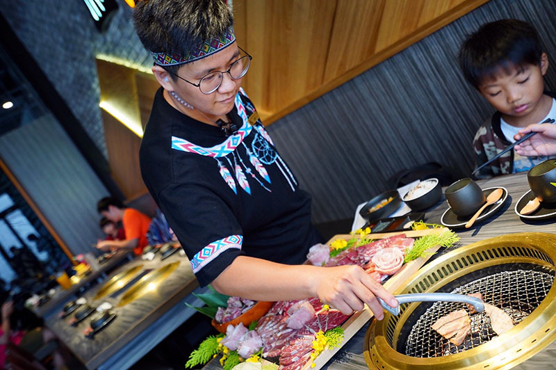 火山岩燒肉竹北旗艦店,貼心滿分服務/極盛牛豬勇士盤/松阪豬/梅花豬/霜降牛角切/PRIME肩夾板肉/哈根達斯/兒童友善餐廳