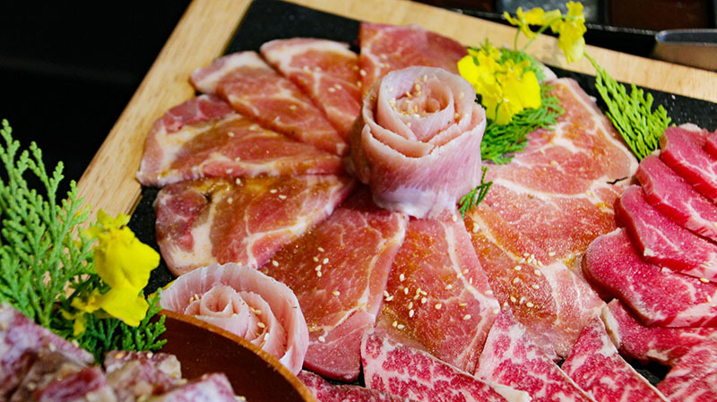 火山岩燒肉竹北旗艦店,貼心滿分服務/極盛牛豬勇士盤/松阪豬/梅花豬/霜降牛角切/PRIME肩夾板肉/哈根達斯/兒童友善餐廳