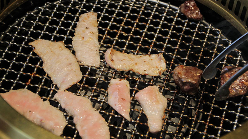 火山岩燒肉竹北旗艦店,貼心滿分服務/極盛牛豬勇士盤/松阪豬/梅花豬/霜降牛角切/PRIME肩夾板肉/哈根達斯/兒童友善餐廳