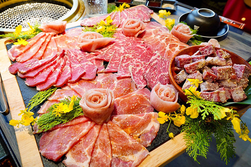 火山岩燒肉竹北旗艦店,貼心滿分服務/極盛牛豬勇士盤/松阪豬/梅花豬/霜降牛角切/PRIME肩夾板肉/哈根達斯/兒童友善餐廳