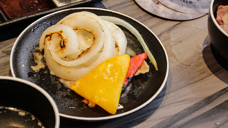 火山岩燒肉竹北旗艦店,貼心滿分服務/極盛牛豬勇士盤/松阪豬/梅花豬/霜降牛角切/PRIME肩夾板肉/哈根達斯/兒童友善餐廳