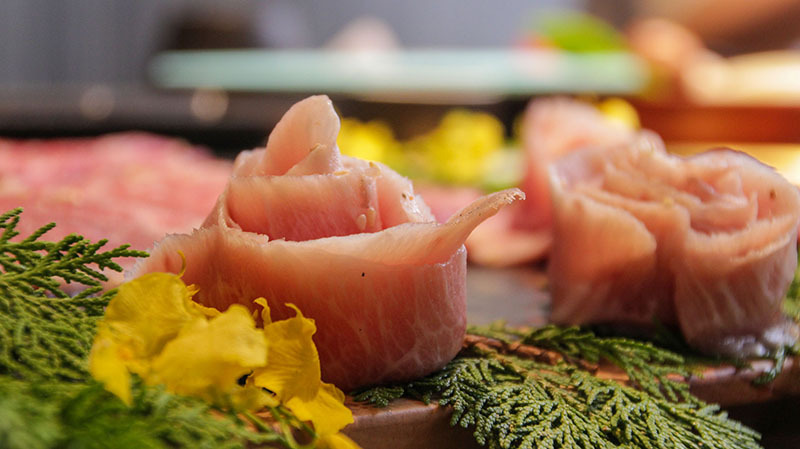 火山岩燒肉竹北旗艦店,貼心滿分服務/極盛牛豬勇士盤/松阪豬/梅花豬/霜降牛角切/PRIME肩夾板肉/哈根達斯/兒童友善餐廳