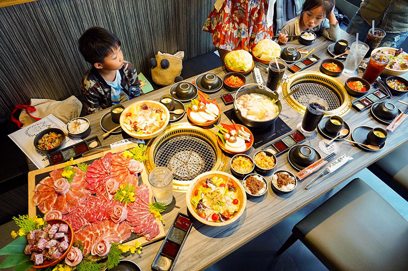火山岩燒肉竹北旗艦店,貼心滿分服務/極盛牛豬勇士盤/松阪豬/梅花豬/霜降牛角切/PRIME肩夾板肉/哈根達斯/兒童友善餐廳