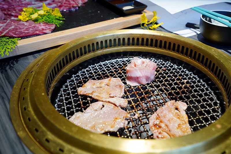 火山岩燒肉竹北旗艦店,貼心滿分服務/極盛牛豬勇士盤/松阪豬/梅花豬/霜降牛角切/PRIME肩夾板肉/哈根達斯/兒童友善餐廳