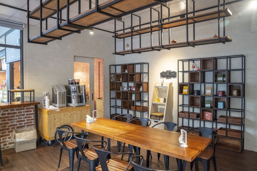 新竹甜點 豐 蛋糕咖啡烘焙館｜爆漿內餡泡芙搭配菠羅外殼 內用免費黑咖啡＝不想回家 · 算命的說我很愛吃