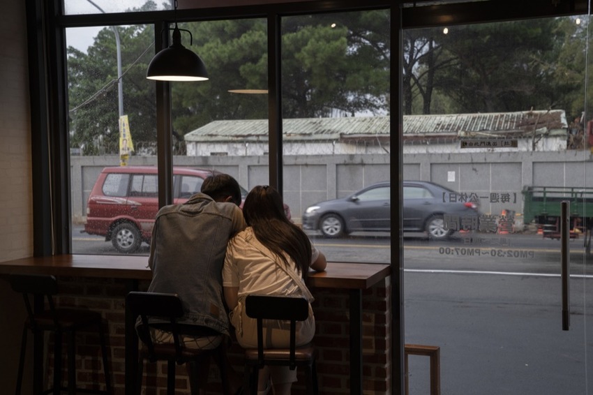 新竹甜點 豐 蛋糕咖啡烘焙館｜爆漿內餡泡芙搭配菠羅外殼 內用免費黑咖啡＝不想回家 · 算命的說我很愛吃
