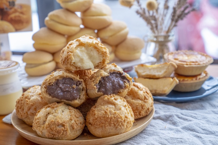 新竹甜點 豐 蛋糕咖啡烘焙館｜爆漿內餡泡芙搭配菠羅外殼 內用免費黑咖啡＝不想回家 · 算命的說我很愛吃
