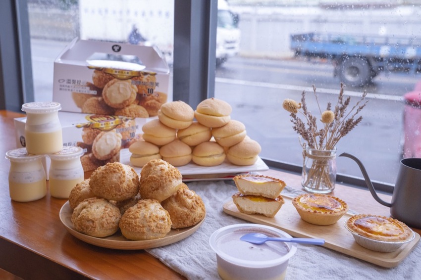 新竹甜點 豐 蛋糕咖啡烘焙館｜爆漿內餡泡芙搭配菠羅外殼 內用免費黑咖啡＝不想回家 · 算命的說我很愛吃