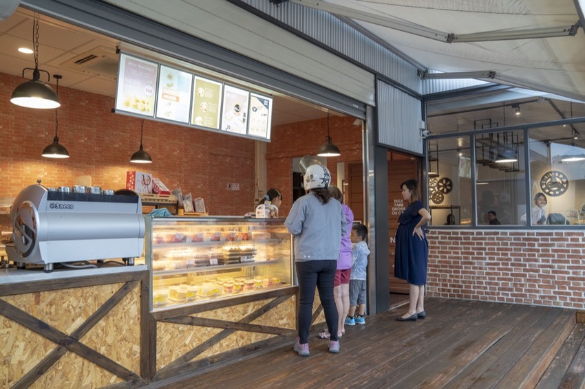 新竹甜點 豐 蛋糕咖啡烘焙館｜爆漿內餡泡芙搭配菠羅外殼 內用免費黑咖啡＝不想回家 · 算命的說我很愛吃