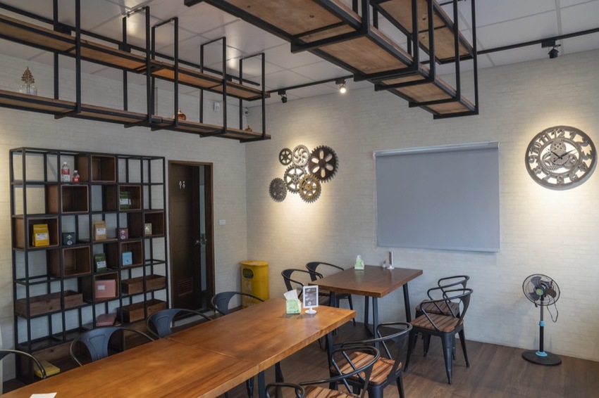 新竹甜點 豐 蛋糕咖啡烘焙館｜爆漿內餡泡芙搭配菠羅外殼 內用免費黑咖啡＝不想回家 · 算命的說我很愛吃