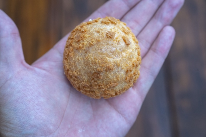 新竹甜點 豐 蛋糕咖啡烘焙館｜爆漿內餡泡芙搭配菠羅外殼 內用免費黑咖啡＝不想回家 · 算命的說我很愛吃