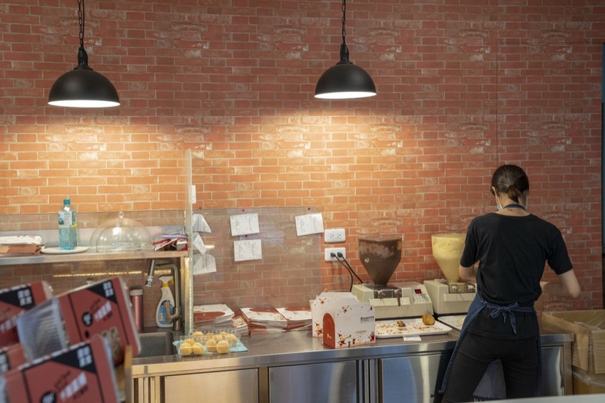新竹甜點 豐 蛋糕咖啡烘焙館｜爆漿內餡泡芙搭配菠羅外殼 內用免費黑咖啡＝不想回家 · 算命的說我很愛吃