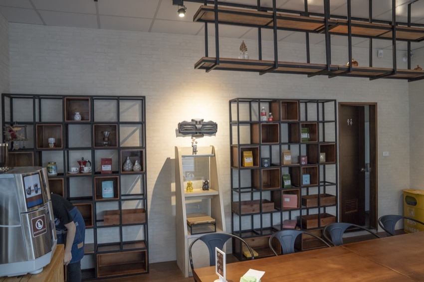 新竹甜點 豐 蛋糕咖啡烘焙館｜爆漿內餡泡芙搭配菠羅外殼 內用免費黑咖啡＝不想回家 · 算命的說我很愛吃