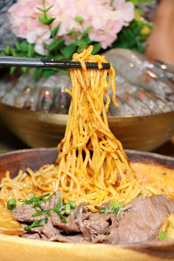 壽星幾歲就送幾隻蝦,這時候只好出賣阿嬤了~