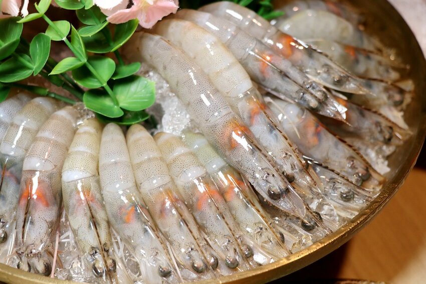 壽星幾歲就送幾隻蝦,這時候只好出賣阿嬤了~