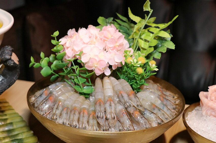 壽星幾歲就送幾隻蝦,這時候只好出賣阿嬤了~