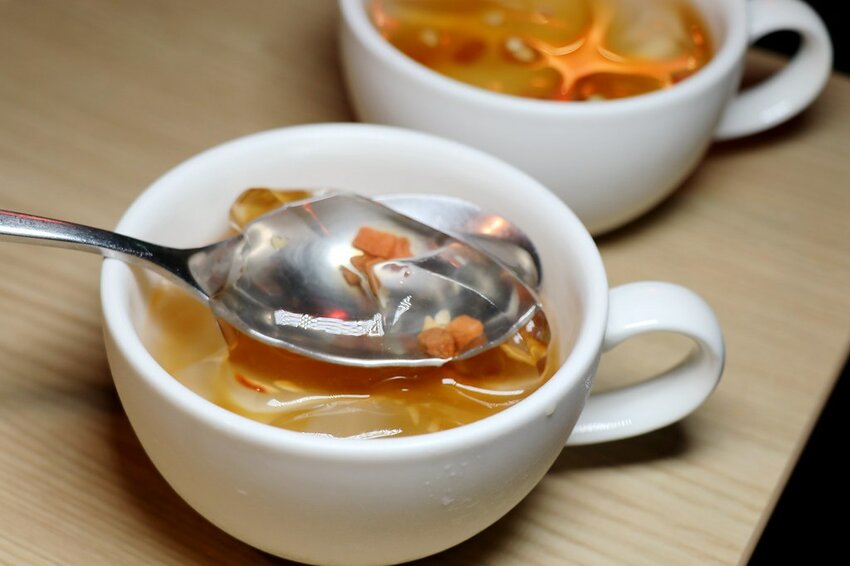 壽星幾歲就送幾隻蝦,這時候只好出賣阿嬤了~