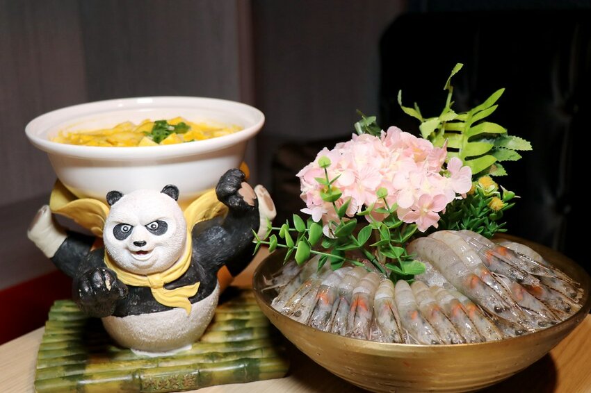 壽星幾歲就送幾隻蝦,這時候只好出賣阿嬤了~