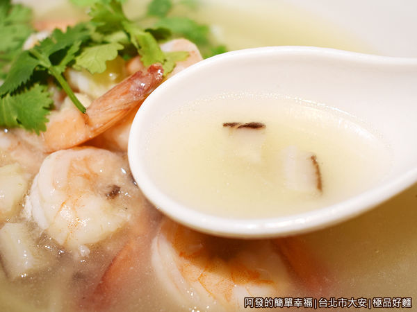極品好麵33-蝦仁煨麵-湯頭.JPG
