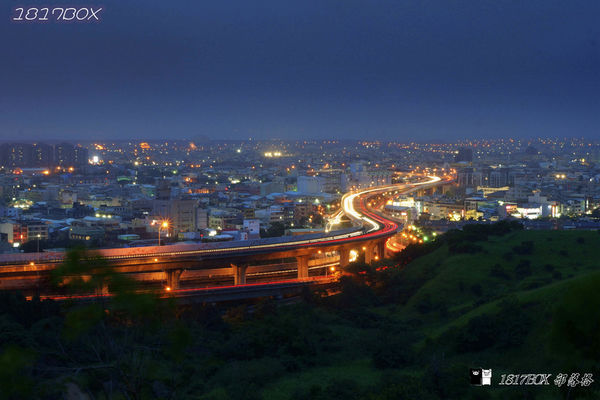 【台中。沙鹿】好攝族拍照秘境。黃昏夕照。千萬夜景。夜曝S形車軌。遠眺都會夜景