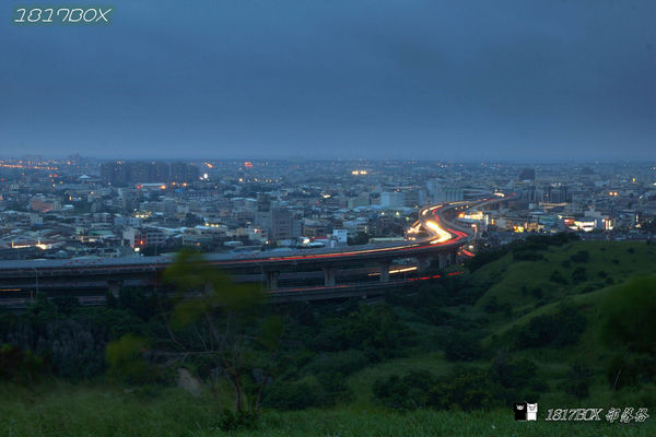【台中。沙鹿】好攝族拍照秘境。黃昏夕照。千萬夜景。夜曝S形車軌。遠眺都會夜景